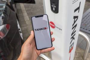 RheinEnergie TankE-App für das Smartphone, während der Battieraufladen des Elektroautos