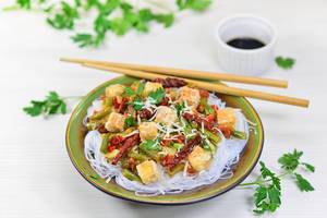 Rice noodles with vegetables and tofu_1