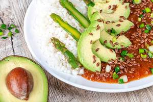 Rice with tomato-Apple sauce, asparagus, avocado and flax seeds (Flip 2019)