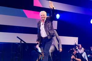 Richard Branson begrüßt das Publikum der Digital X Convention in Köln
