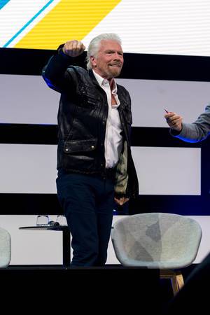 Richard Branson hält seine Faust hoch auf der Digital X in Köln