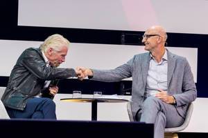 Richard Branson und Tim Höttges geben sich die Hand auf der Digital X in Köln