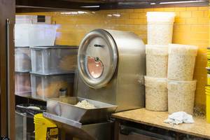 Riesige Popcorn-Maschine bei Chicago Kernel Gourmet Popcorn & More