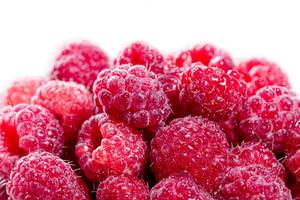 Ripe pink raspberries with water drops