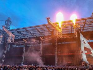 Rockfans stehen vor dem Bühnenbild mit Feuerspiel für das WorldWired-Tour - Metallicakonzert in Köln