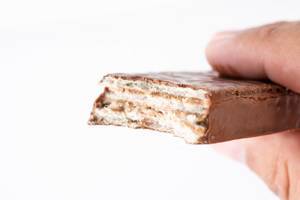 Roger Chocolate Nougat bar in the hand (Flip 2019)