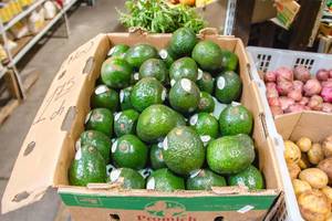Rohe Avocados in einem Karton auf dem Markt