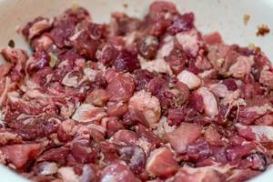 Rohes, geschnittenes Fleisch für die Herstellung von Würsten