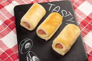 Roll buns with Hot Dog on the black tray