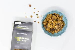 Rollagranola - Veganer, glutenfreier Knusper Snack aus kalifornischen Walnüssen, Haferflocken und Kürbniskernen mit Verpackung in blauer Schale