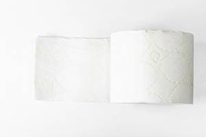 Rolle weiches, weißes Toilettenpapier auf weißem Hintergrund. Aufnahme von oben