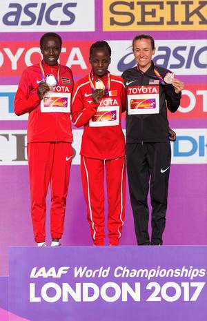 Rose Chelimo, Edna Ngeringwony Kiplagat und Amy Cragg auf dem Podest (Marathon Finale Frauen) bei den IAAF Leichtathletik-Weltmeisterschaften 2017 in London