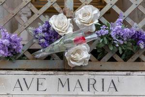 Rosen über dem Ave Maria Denkmal in Rom