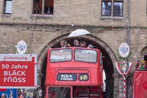 Rosenmontagsumzug 2020 in Köln: die Bläck Fööss - eine der erfolgreichsten Kölschen Bands - feiern ihr 50-jähriges Jubiläum auf dem Deck eines Doppeldecker-Busses