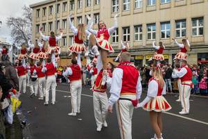 Rot-kremfarbenes Tanzkorps - Kölner Karneval 2018
