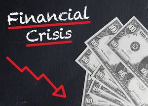 Rot unterstrichener Text FINANCIAL CRISIS (Finanzkrise) mit rotem Abwärtspfeil und Banknoten