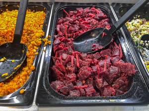 Rote Beete Salat mit Karotten, Kurkuma, Apfelweinessig, roten Zwiebeln und Senf  an der Hightech-Salatbar von Picadeli