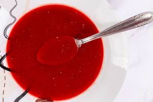 Rote-Bete Suppe mit Löffel, Aufnahme von oben