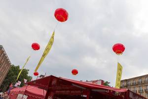 Rote chinesische Lampions als Zelt-Dekoration - Chinafest, Köln