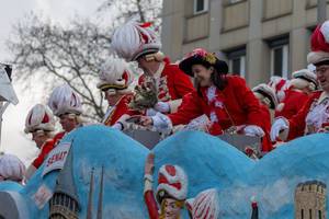 Rote Funken in ihrem Wagen beim Rosenmontagszug - Kölner Karneval 2018