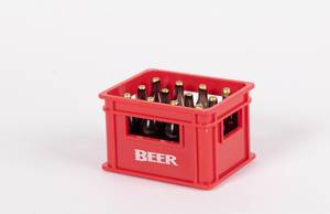 Rote Kiste Bier mit 12 braunen Glasflaschen vor weißem Hintergrund