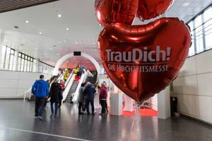 Rote Luftballons und der Eingang zur TrauDich! Hochzeitsmesse