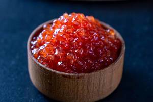 Roter Kaviar in einer Holzschüssel in der Nahaufnahme
