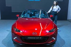 Roter Mazda MX-5 von vorne mit Hostesse an der Photokina in Köln