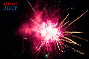 Rotes Feuerwerk im dunklen Nachthimmel, neben dem Datum des amerikanischen Unabhängigkeitstag "4th of July"