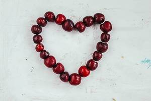Rotes Obst formt Symbol für verliebte Pärchen