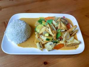 Rotes Thai Curry vegan mit Tofu, Zucchini, Paprika, Pilzen und Möhren und Reis