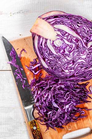 Rotkohl, geschnitten auf einem Board Küche mit einem Messer