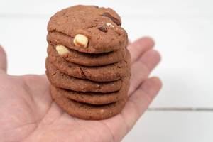 Round-Chocolate-Cookies-on-the-hand-above-the-table.jpg