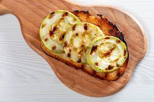 Round slices of grilled zucchini on toasted bread (Flip 2019)