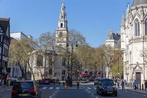 Royal Courts of Justice und die Kirche St. Clement Danes in London