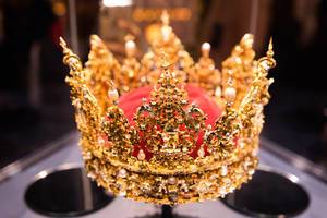 Royal Danish crown in a museum.jpg