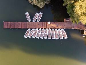 Ruderboote am Bootssteg aus Holz am Weißen See