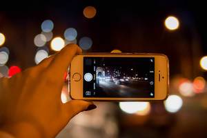 Rumäniens Straßenlichter und vorbeifahrende Autos bei Nacht, mit der Handykamera festgehalten