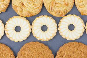 Runde Biscuit Kekse in verschiedenen Formen von oben fotografiert