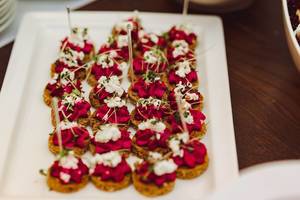 Runde Canapés aus Rote Beete Creme