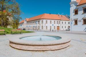 Runder Brunnen an der Giebelfassade vom historischen Schloss Slavkov in Austerlitz, Tschechien