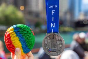 Runder Regenbogen-Cookie etwas größer als die Medaille von dem Chicago Marathon 2019