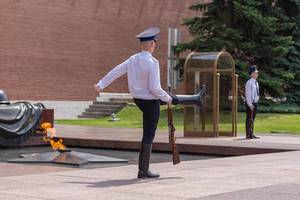 Russian soldier marching right beside the Eternal Flame at Kremlin in Moscow