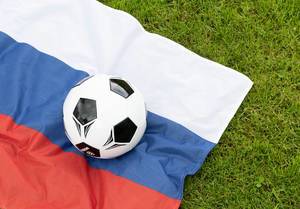 Russische Flagge und Fußball auf dem Rasen