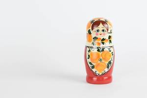 Russische Matrjoschka Puppe vor weißem Hintergrund