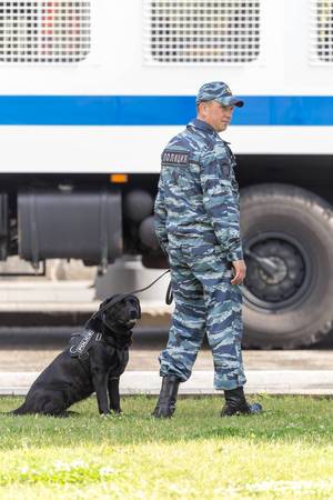 Russischer Polizist mit Polizeihund
