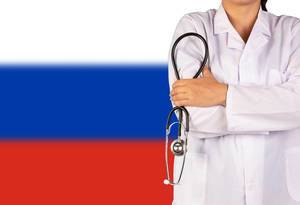 Russisches Gesundheitssystem symbolisiert durch die Nationalflagge und eine Ärztin mit Stethoskop in der Hand