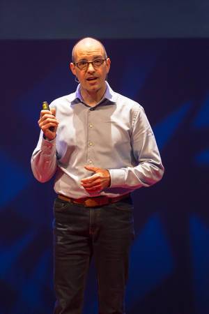 Ruud Dullens hält einen Vortrag über virtuelle Realität und Wissensaufbereitung bei der TEDxVenlo 2017