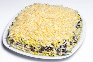 Salad with chicken, vegetables, cheese and mushrooms (Flip 2020)