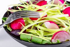 Salad with fresh spinach leaves, leeks and radishes close-up (Flip 2019)